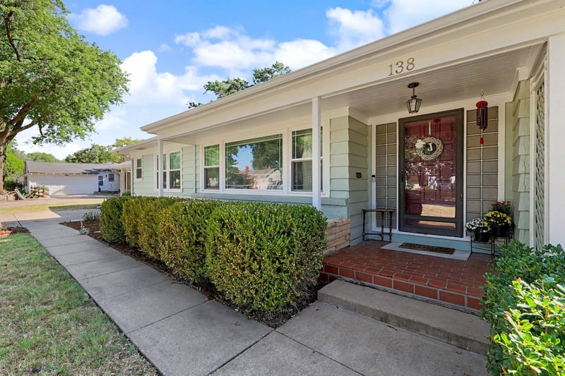 138 S Parkwood Ln, Wichita, KS 67218-1613