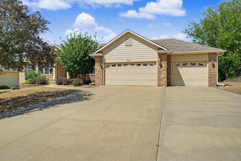 2213 Pinecrest Cir, Salina, KS 67401