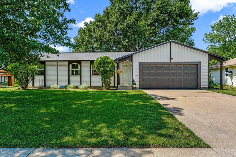 1805 SW Arrowhead Rd, Topeka, KS 66604