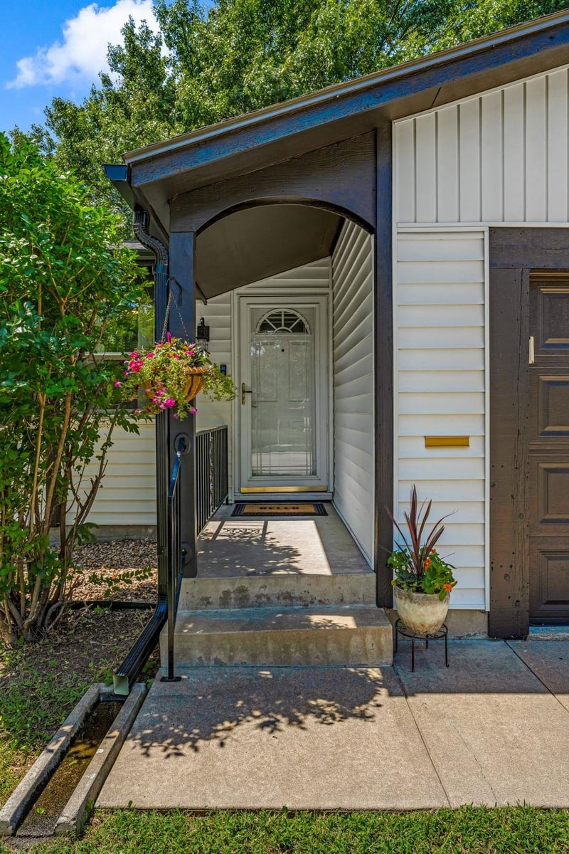 1805 SW Arrowhead Rd, Topeka, KS 66604