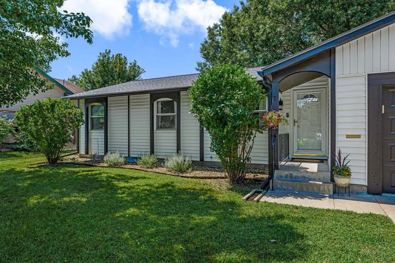 1805 SW Arrowhead Rd, Topeka, KS 66604