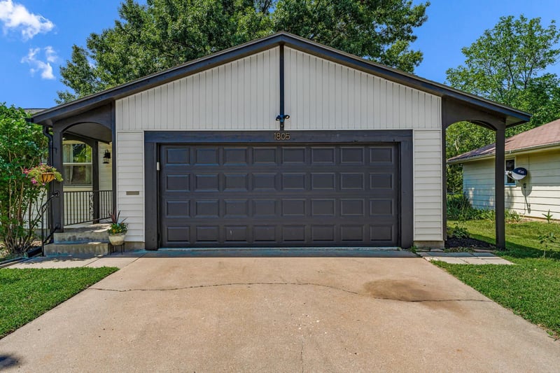 1805 SW Arrowhead Rd, Topeka, KS 66604
