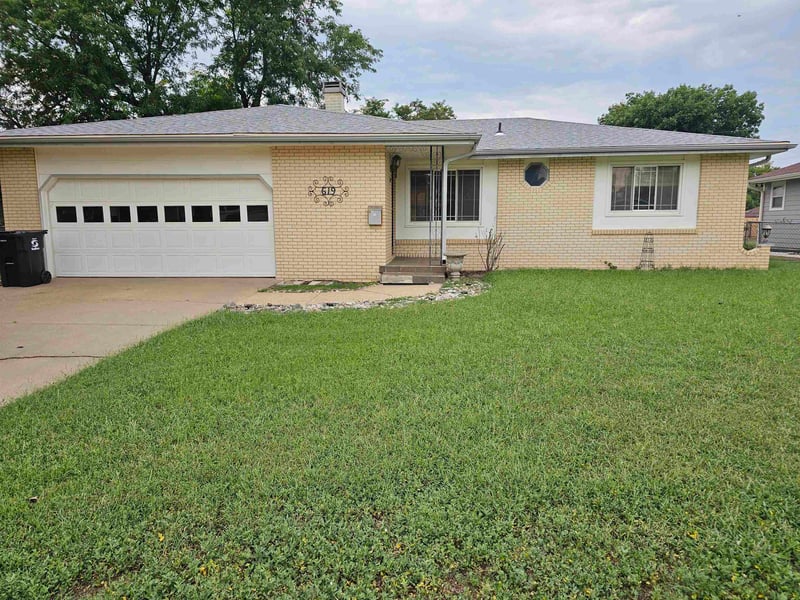 619 Berkshire Dr, Salina, KS 67401