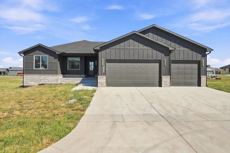 2904 E Sunnyslope St, Park City, KS 67219