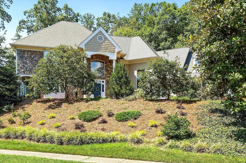100 Greyfriars Ln, Cary, NC 27518