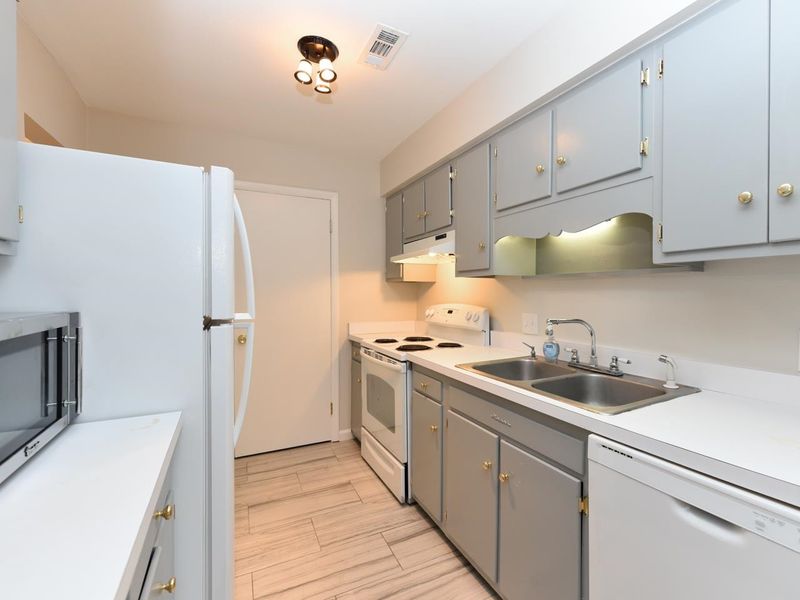 1212 Schaub Dr #J, Raleigh, NC 27606