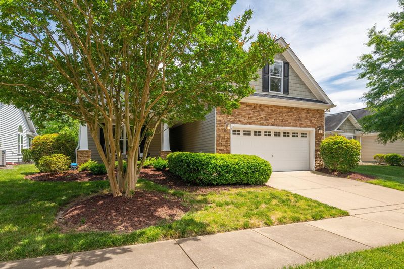 2042 Woodwater Dr, Fuquay Varina, NC 27526