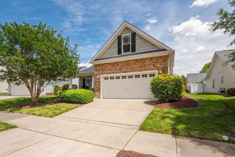 2042 Woodwater Dr, Fuquay Varina, NC 27526
