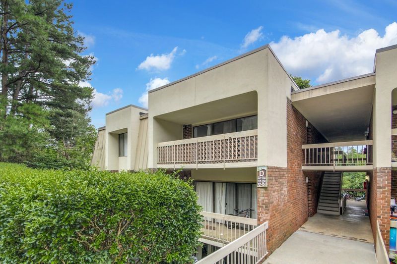500 Umstead Dr #301-D, Chapel Hill, NC 27516