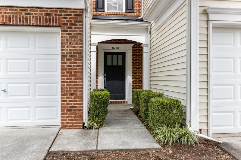 8220 Pilots View Dr, Raleigh, NC 27617