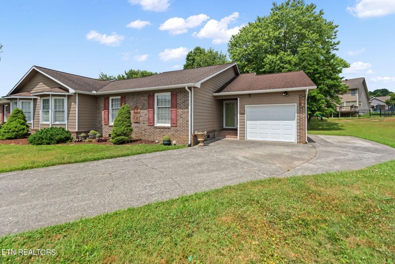 10 Breakers Ct, Clinton, TN 37716