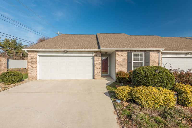 100 Confederacy Cir, Knoxville, TN 37934