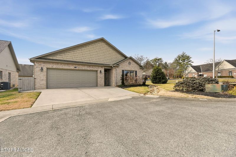 100 Dancer Ln, Oak Ridge, TN 37830