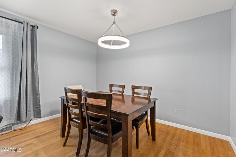 100 Davidson Ln, Oak Ridge, TN 37830
