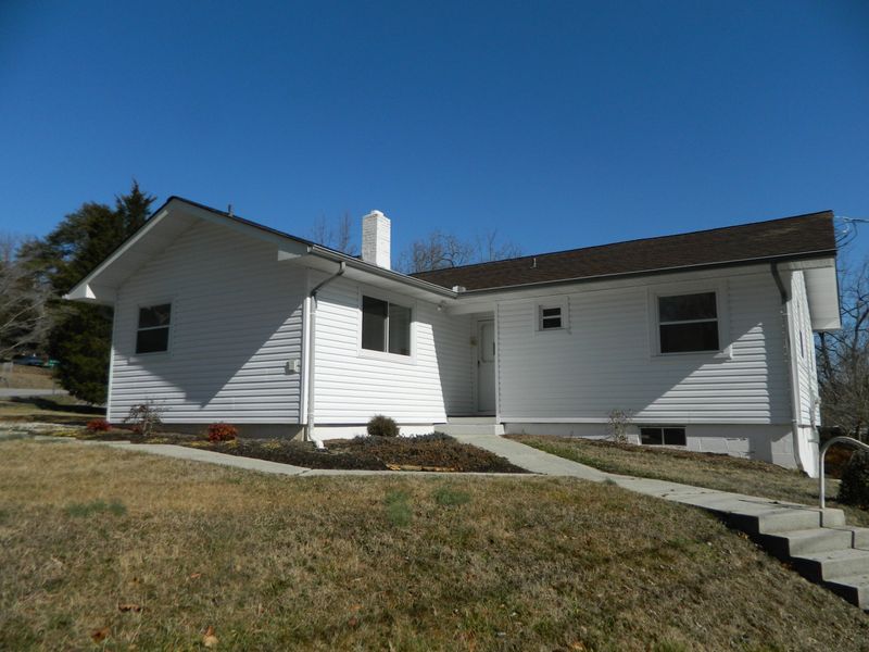 100 E Price Rd, Oak Ridge, TN 37830
