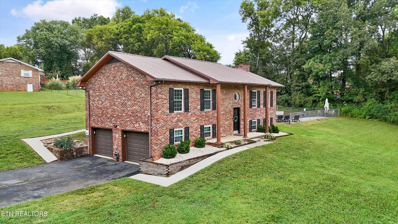 100 Foster Dr, Lenoir City, TN 37772