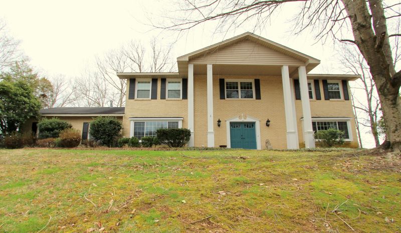 100 Greenbriar Ln, Oak Ridge, TN 37830