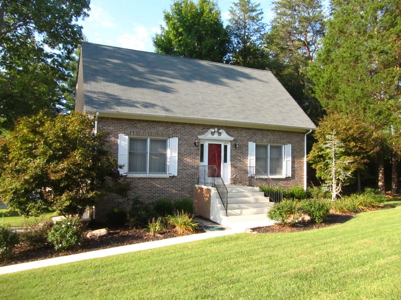100 Hollbrook Ln, Oak Ridge, TN 37830