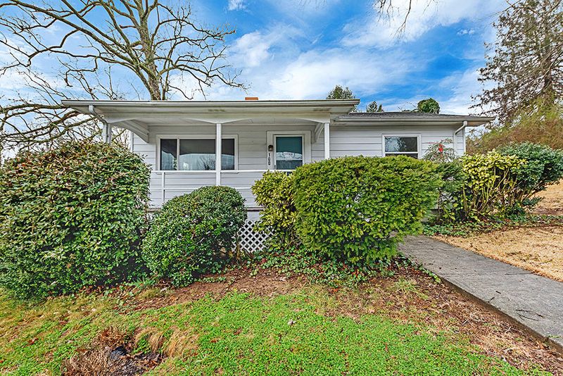 100 Mayfair Ln, Oak Ridge, TN 37830