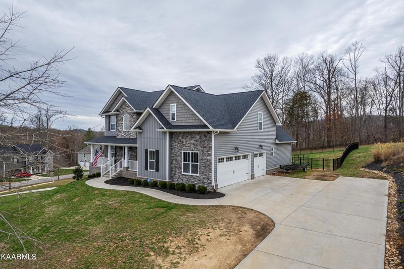 100 Mistletoeberry Rd, Oak Ridge, TN 37830