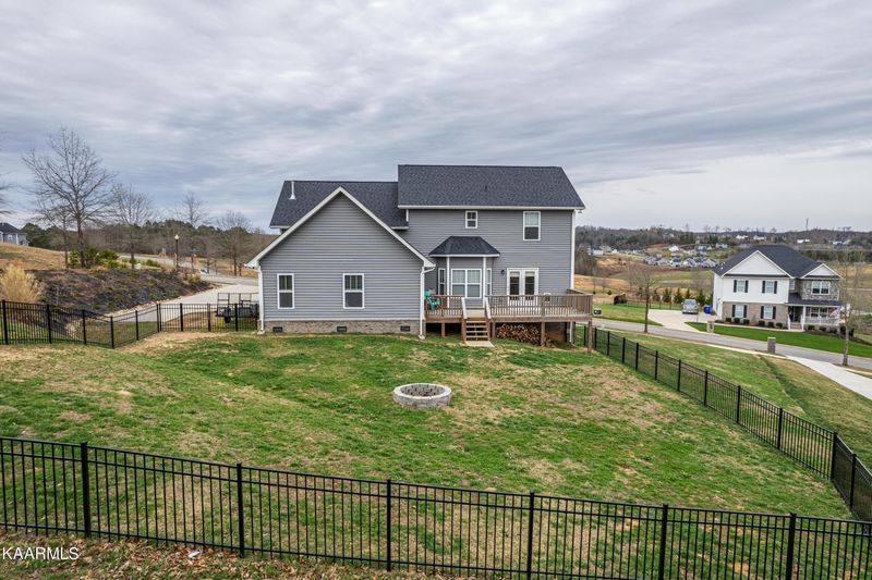 100 Mistletoeberry Rd, Oak Ridge, TN 37830
