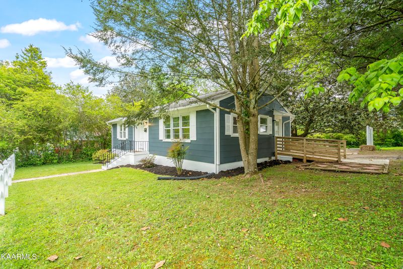 100 Rand Cir, Oak Ridge, TN 37830