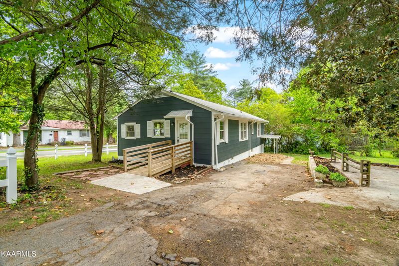 100 Rand Cir, Oak Ridge, TN 37830