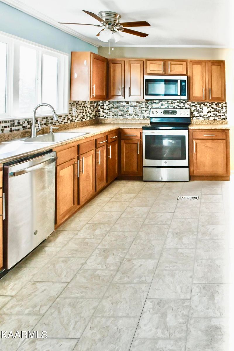 100 Verbena Rd, Oak Ridge, TN 37830
