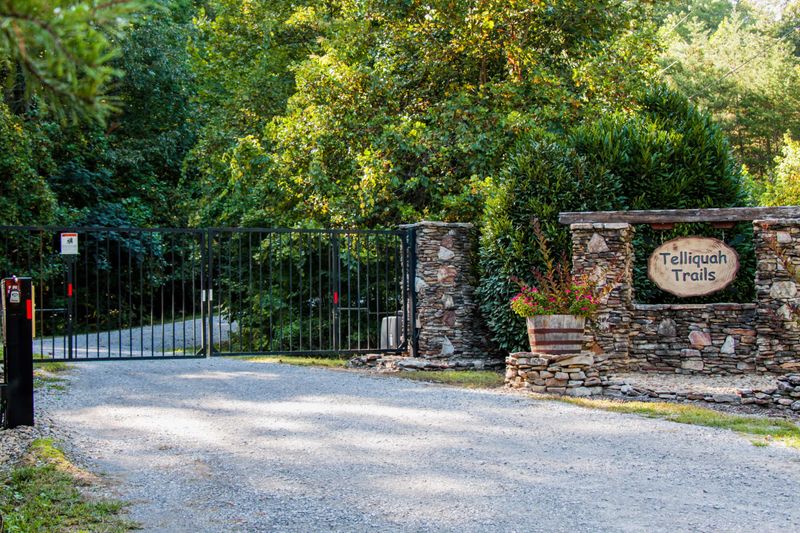 100 Waucheesi Tr, Tellico Plains, TN 37385
