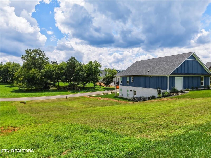 1000 Eagle Point Dr, Loudon, TN 37774