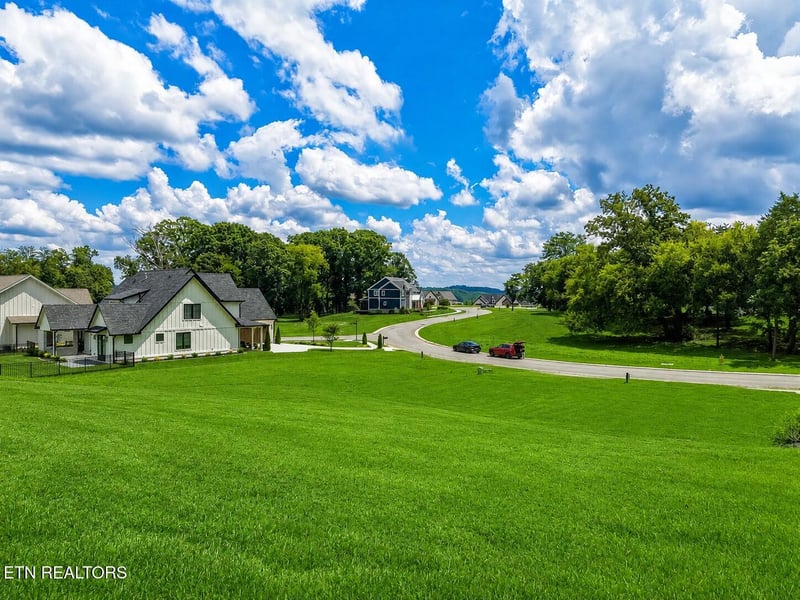 1000 Eagle Point Dr, Loudon, TN 37774