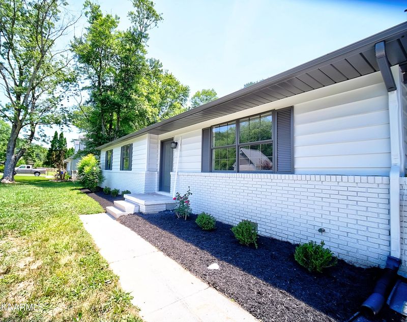1000 Melton Hill Cir, Clinton, TN 37716