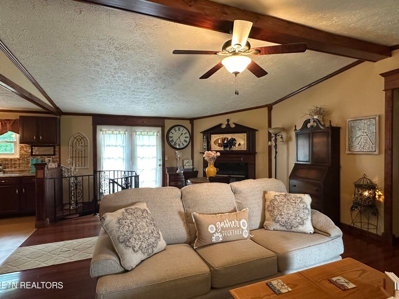 1000 Pine Hollow Rd, Jacksboro, TN 37757