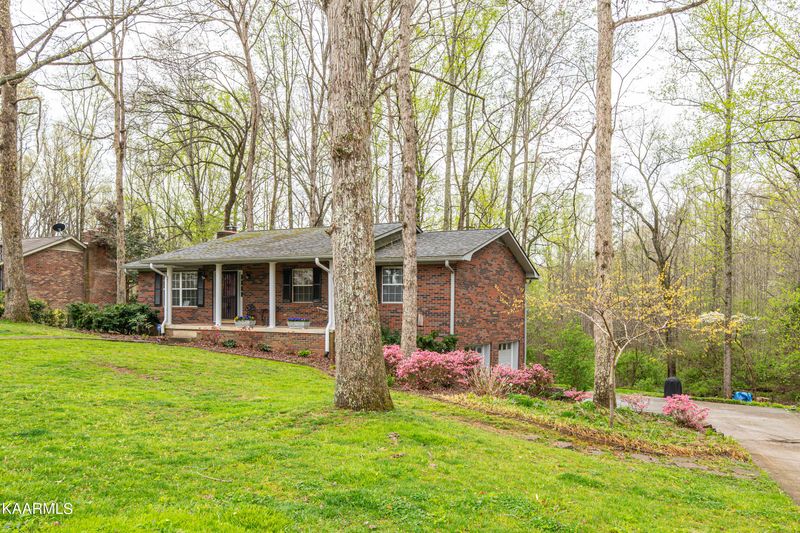 10015 Pitch Pine Dr, Powell, TN 37849
