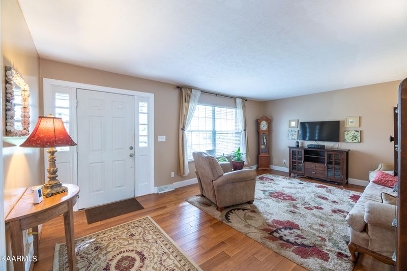 10015 Pitch Pine Dr, Powell, TN 37849