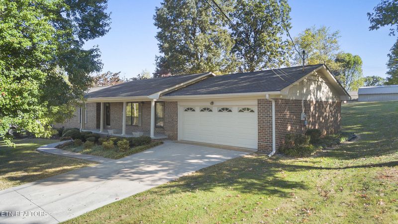 1004 Greenway Ln, Etowah, TN 37331