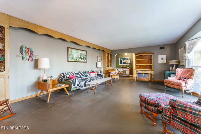 1005 W Outer Dr, Oak Ridge, TN 37830