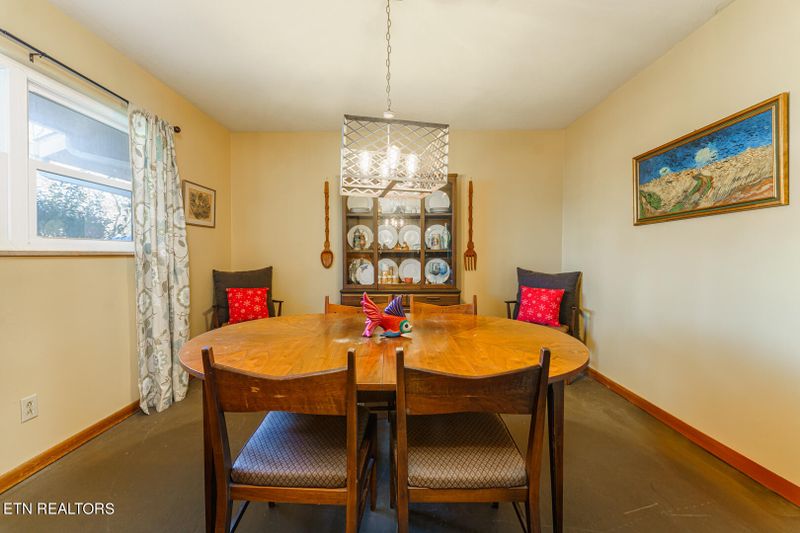 1005 W Outer Dr, Oak Ridge, TN 37830