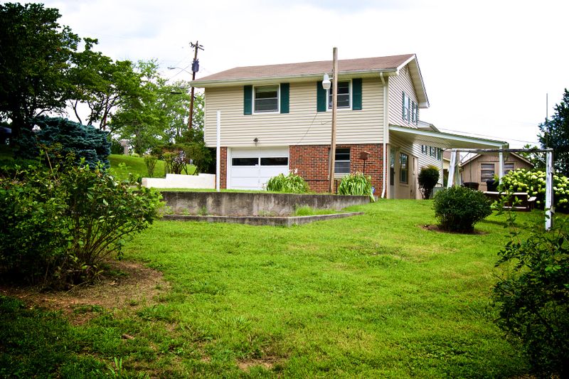 1005 W Park Dr, Knoxville, TN 37909