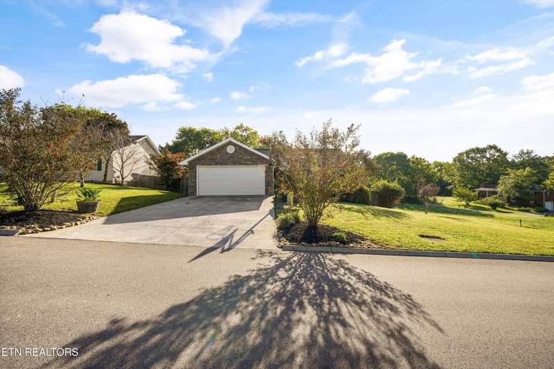 1006 Stones Throw Ln, Sevierville, TN 37876