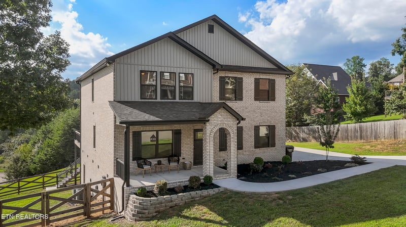 1007 Crown Ridge Ln, Powell, TN 37849