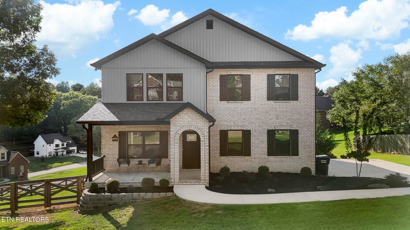 1007 Crown Ridge Ln, Powell, TN 37849