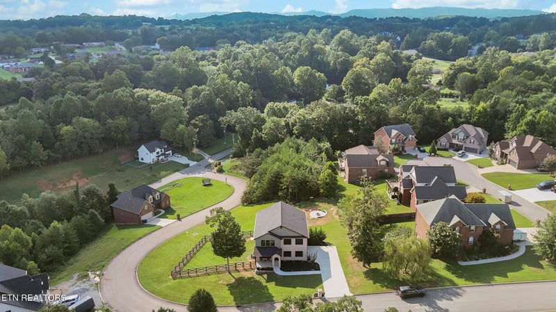 1007 Crown Ridge Ln, Powell, TN 37849