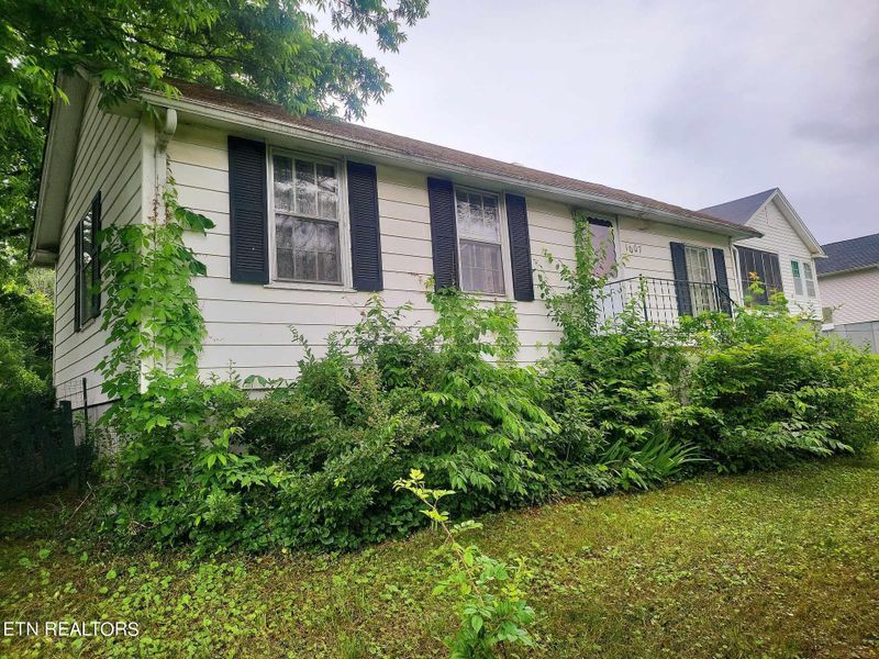 1007 E 1st Ave, Lenoir City, TN 37771