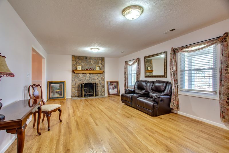 1007 W Outer Dr, Oak Ridge, TN 37830