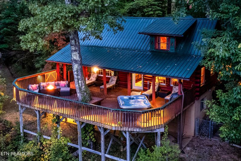 1008 E Foothills Dr, Gatlinburg, TN 37738