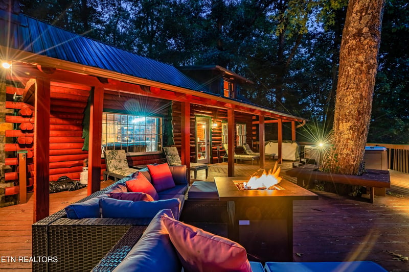 1008 E Foothills Dr, Gatlinburg, TN 37738