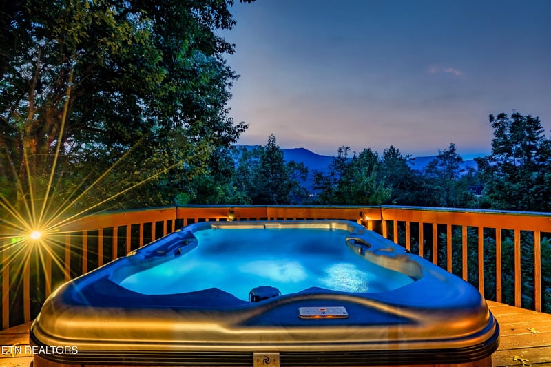 1008 E Foothills Dr, Gatlinburg, TN 37738