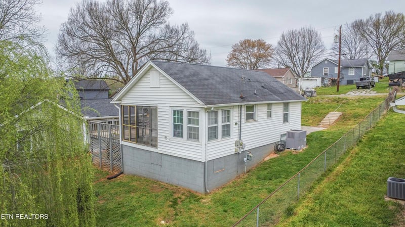1009 E 1st Ave, Lenoir City, TN 37771