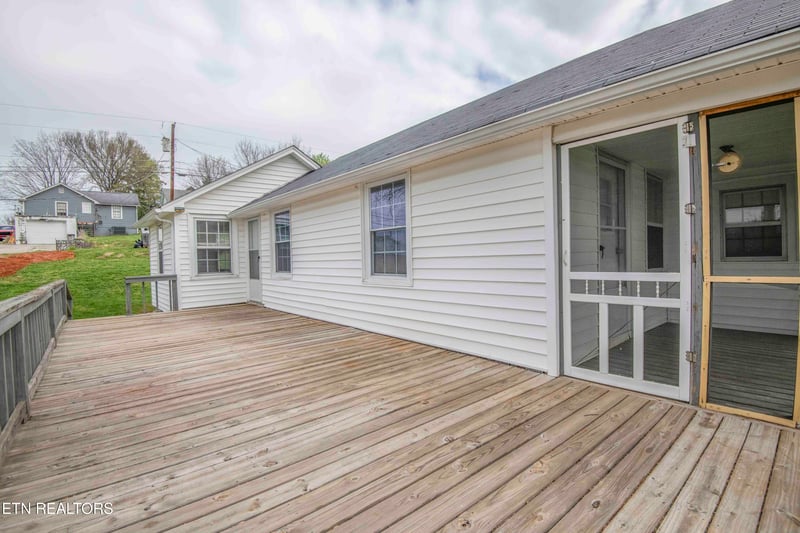 1009 E 1st Ave, Lenoir City, TN 37771